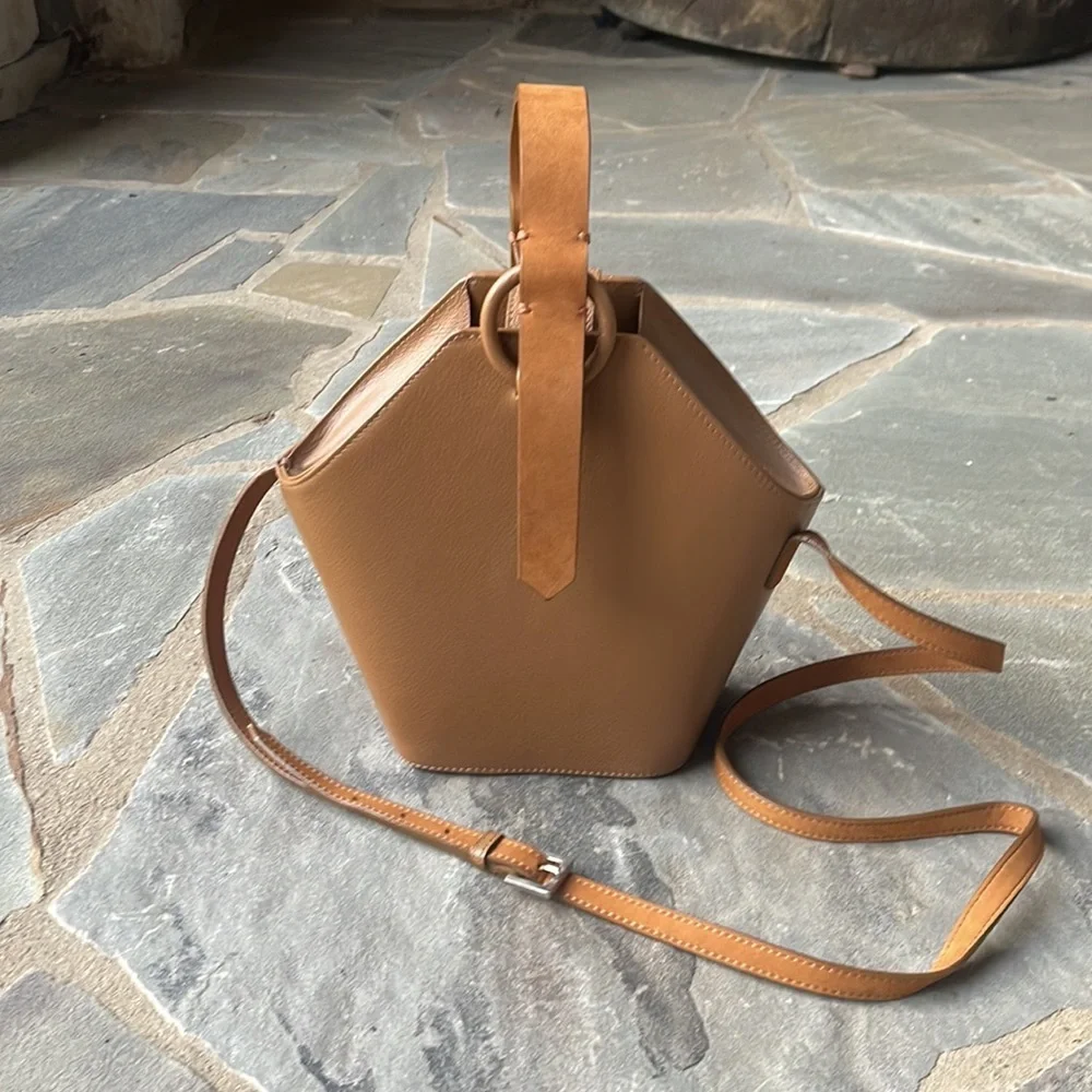 KAANAS NERO HEXAGON CROSSBODY
